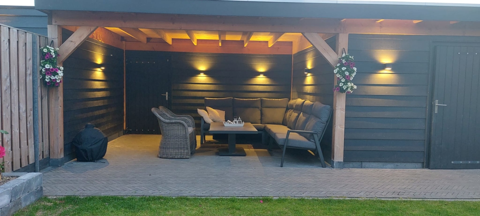 Sfeerverlichting in de tuin zorgt voor een magische sfeer