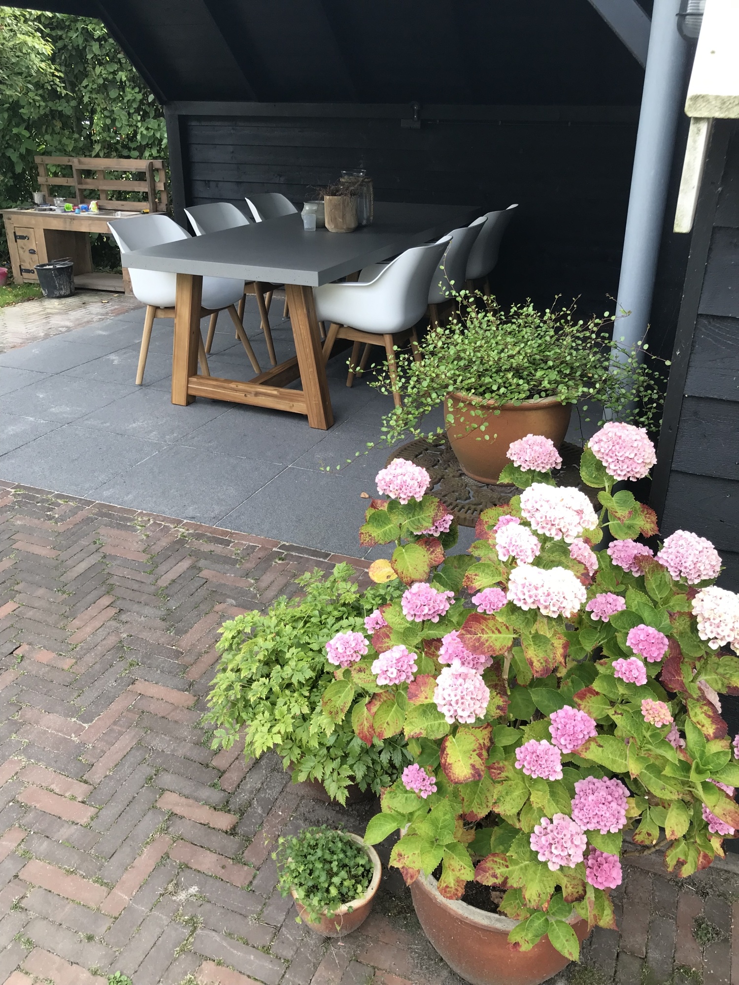 Landelijke tuinmeubelen zorgen voor sfeer en gezelligheid