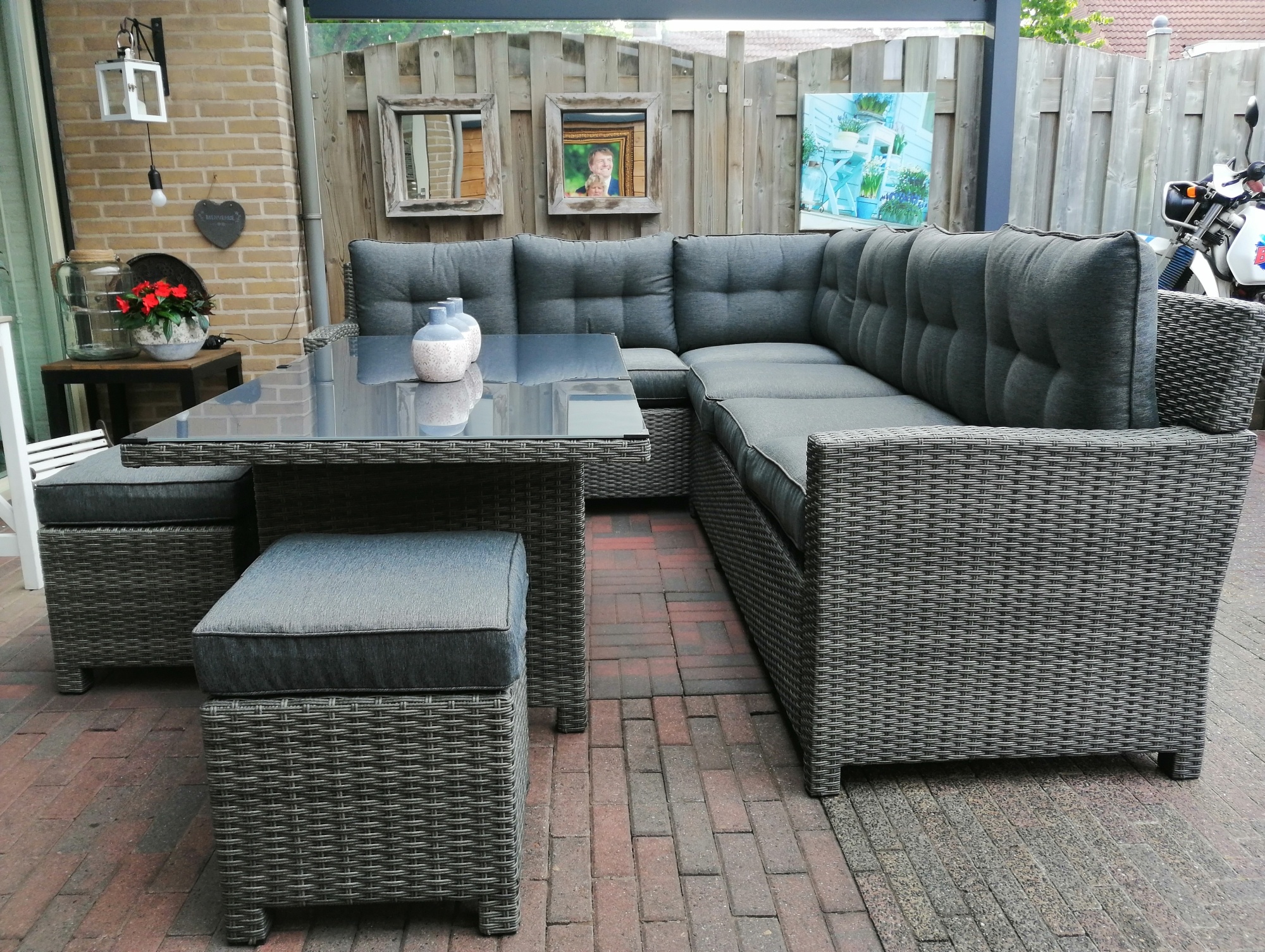 Van Loungen tot Dineren: Tuinmeubelen voor elke Gelegenheid