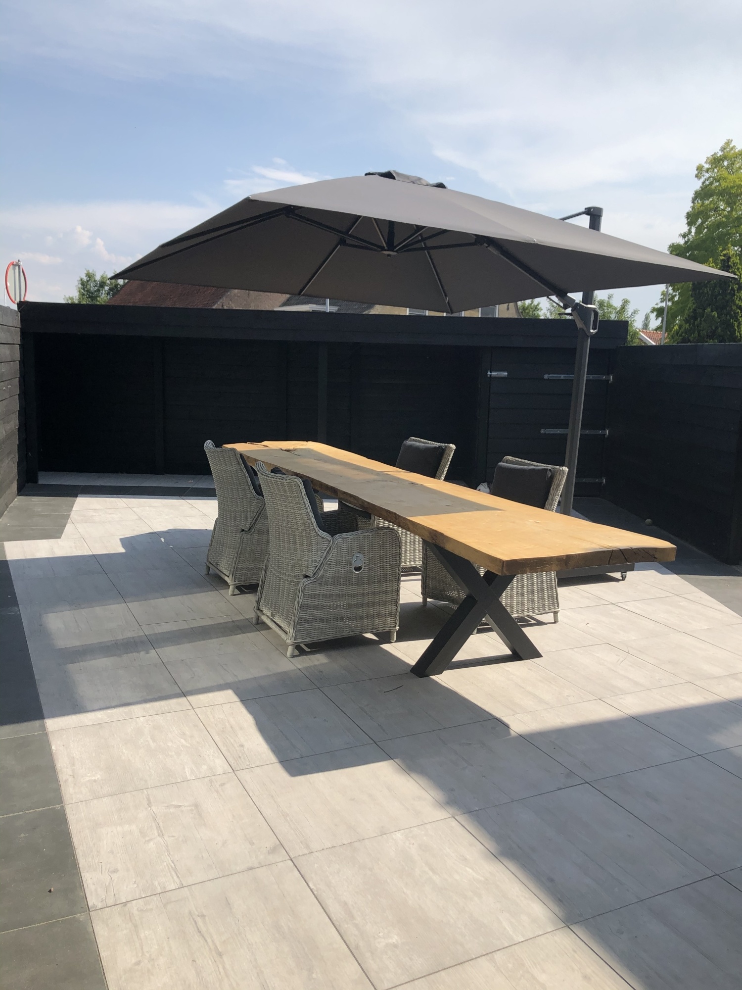 Minimalistische tuinmeubelen voor een strakke look in de tuin