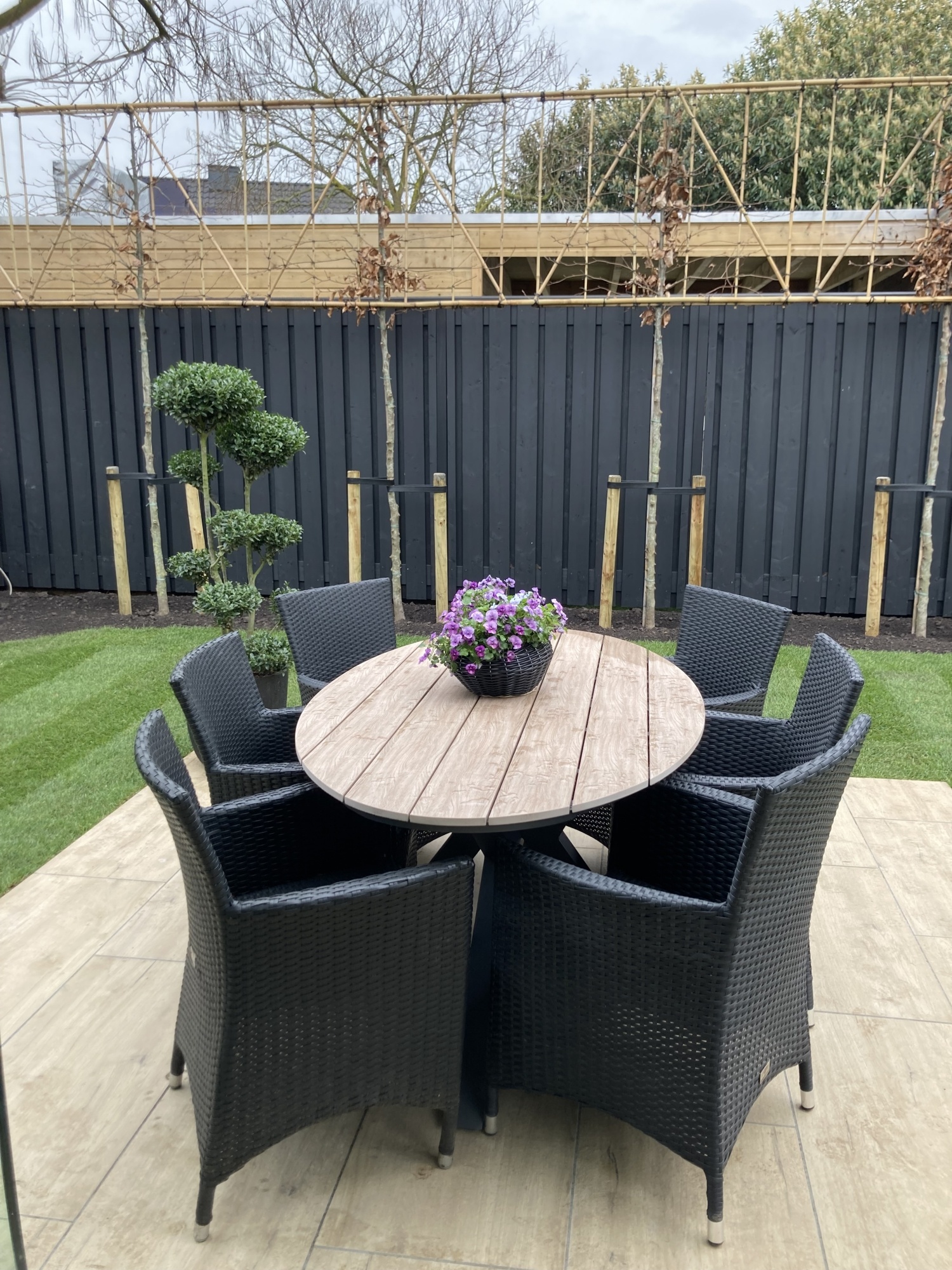 De Perfecte Harmonie: Tuinmeubelen en Beplanting voor een Prachtige Buitenruimte