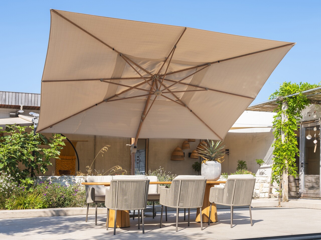 4 Seasons Outdoor Hacienda zweefparasol 300x400 cm houtlook zand 4 Seasons Outdoor