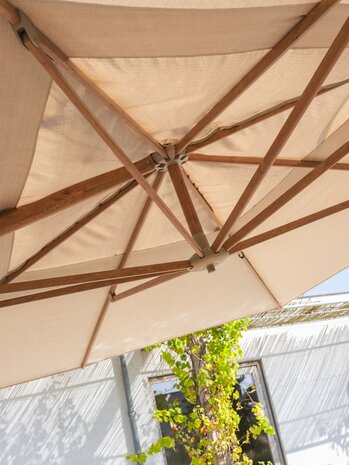 4 Seasons Outdoor Hacienda zweefparasol 300x400 cm houtlook zand 4 Seasons Outdoor met 120 KG voet en hoes
