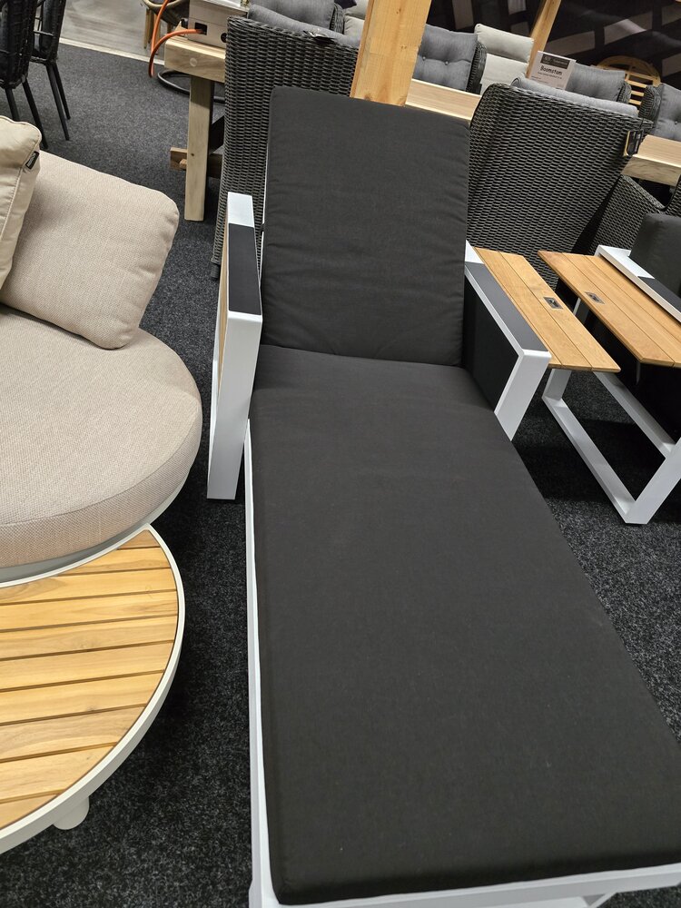 Higold Showroommodel York ligbed links aluminium wit teak Higold Showroommodel York ligbed links aluminium wit teak