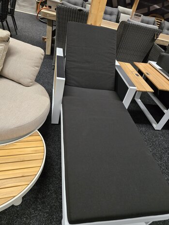 Higold Showroommodel York ligbed links aluminium wit teak Higold Showroommodel York ligbed links aluminium wit teak