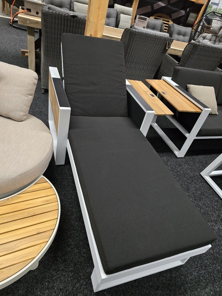 Higold Showroommodel York ligbed links aluminium wit teak Higold Showroommodel York ligbed links aluminium wit teak