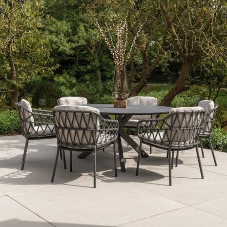 Een tuin die zoemt van het leven Een tuin die zoemt van het leven