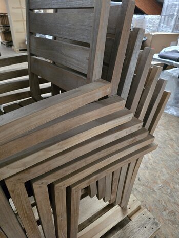 AVH-Collectie Showroommodel Montana dining tuinstoel teak met brede latten ( set van 7 stuks)