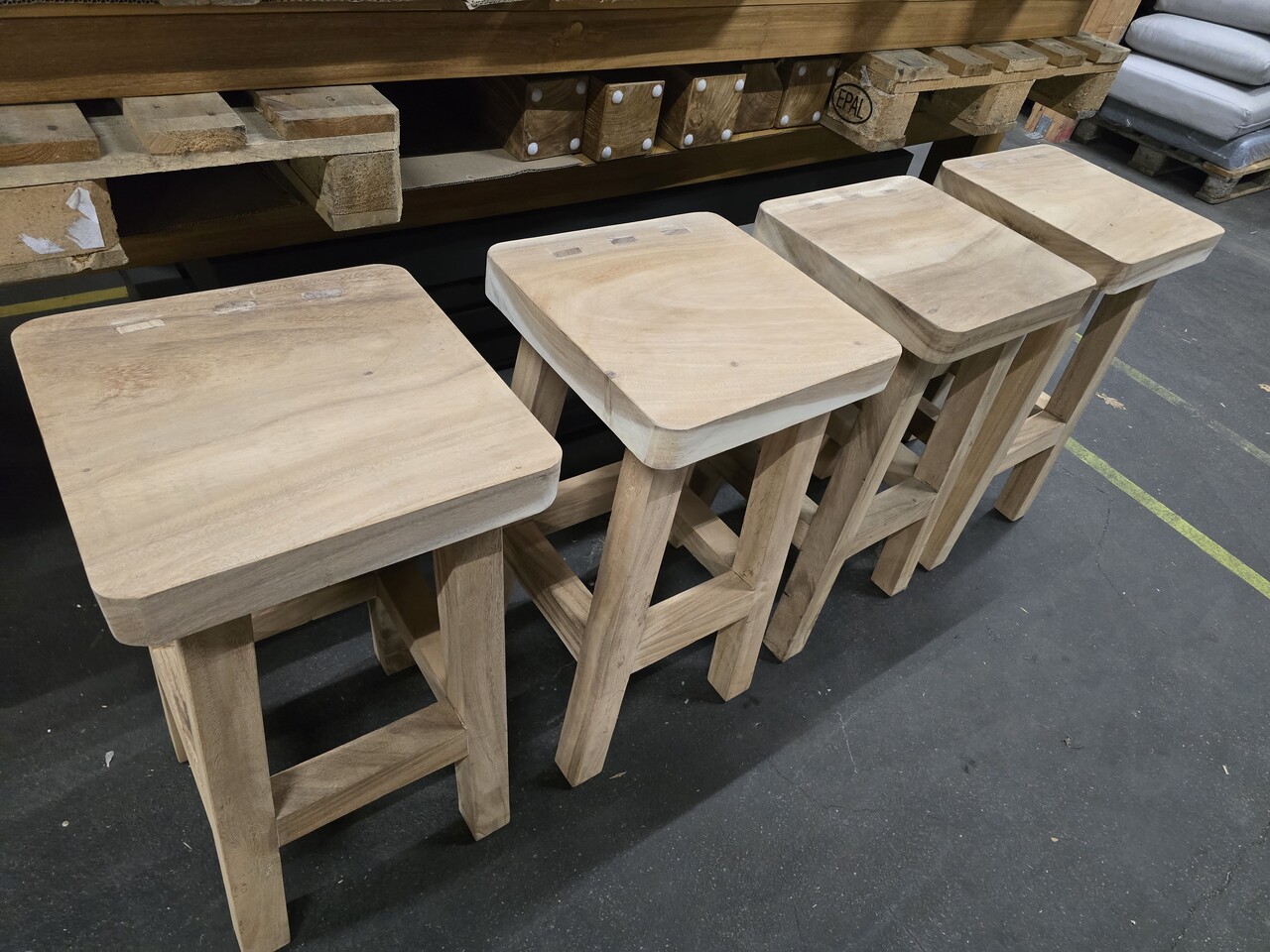 AVH-Collectie Showroommodel Boomstam bar kruk 40x40xH114 cm ( set van 4)