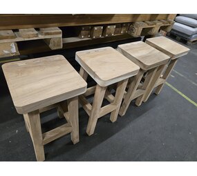 AVH-Collectie Showroommodel Boomstam bar kruk 40x40xH114 cm ( set van 4) AVH-Collectie Showroommodel Boomstam bar kruk 40x40xH114 cm ( set van 4)