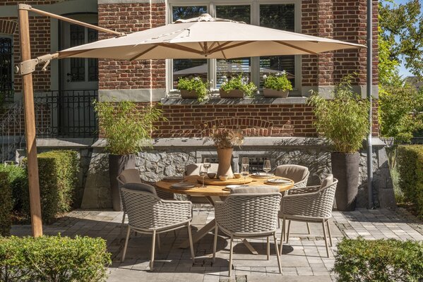 4 Seasons Outdoor Siesta premium zweefparasol 350 cmØ houtlook frame sand 4 Seasons Outdoor met robuust 90KG voet en hoes 4 Seasons Outdoor Siesta premium zweefparasol 350 cmØ houtlook frame sand 4 Seasons Outdoor met robuust 90KG voet en hoes