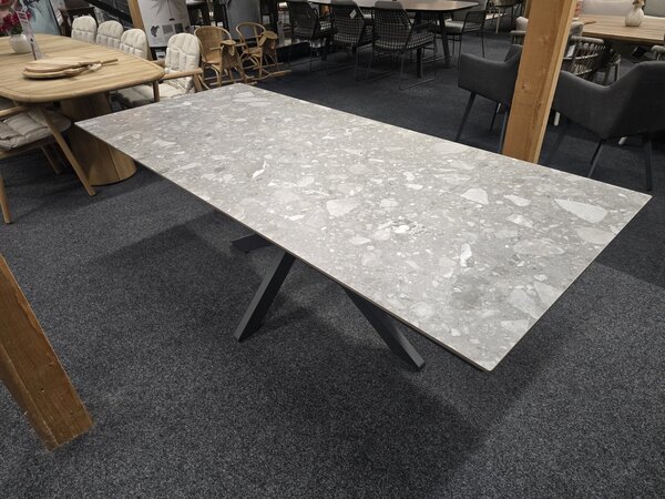 4 Seasons Outdoor Showroommodel Goa Minerva dining tuintafel 220x95xH75 cm ceramic terazzo alu 4 Seasons 4 Seasons Outdoor Showroommodel Goa Minerva dining tuintafel 220x95xH75 cm ceramic terazzo alu 4 Seasons