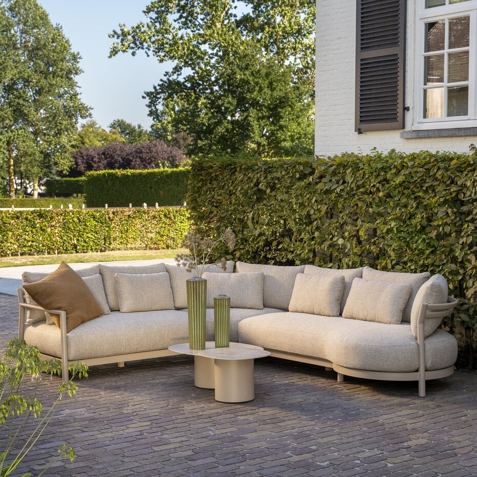 Het realiseren van een vijver in de tuin: een oase van rust en natuur Het realiseren van een vijver in de tuin: een oase van rust en natuur