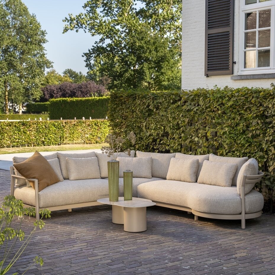 Het realiseren van een vijver in de tuin: een oase van rust en natuur Het realiseren van een vijver in de tuin: een oase van rust en natuur
