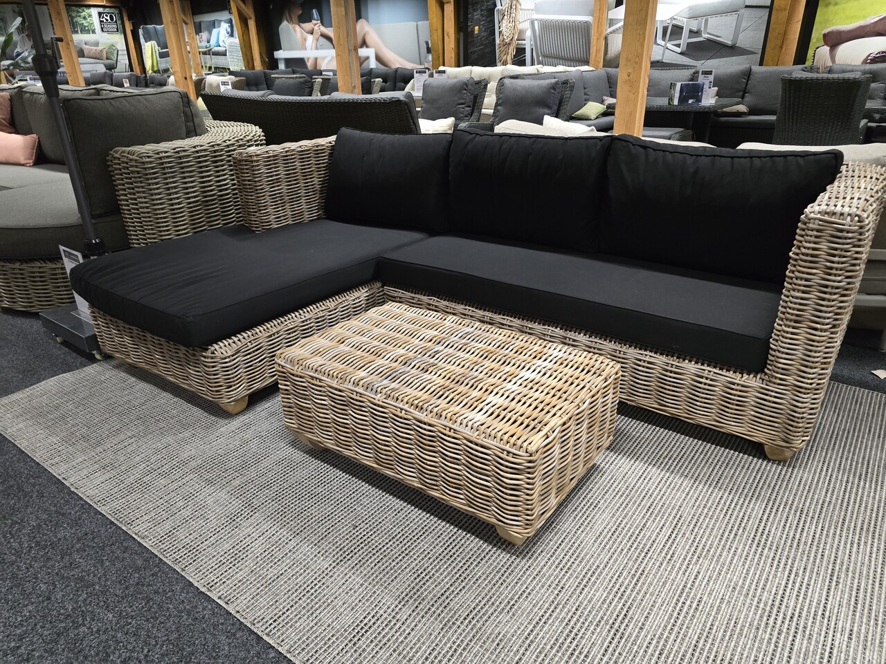 AVH-Collectie Showroommodel Toronto chaise longue loungeset rechts 3-delig naturel rotan AVH-Collectie Showroommodel Toronto chaise longue loungeset rechts 3-delig naturel rotan