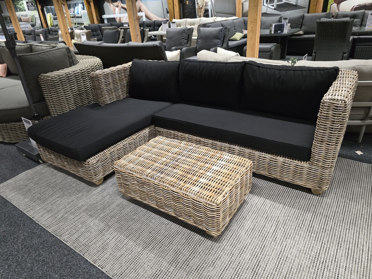 AVH-Collectie Showroommodel Toronto chaise longue loungeset rechts 3-delig naturel rotan AVH-Collectie Showroommodel Toronto chaise longue loungeset rechts 3-delig naturel rotan