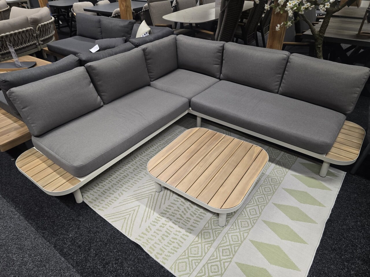 AVH-Collectie Showroommodel Amore platform hoek loungeset 3 delig latte zand aluminium AVH-Collectie Showroommodel Amore platform hoek loungeset 3 delig latte zand aluminium