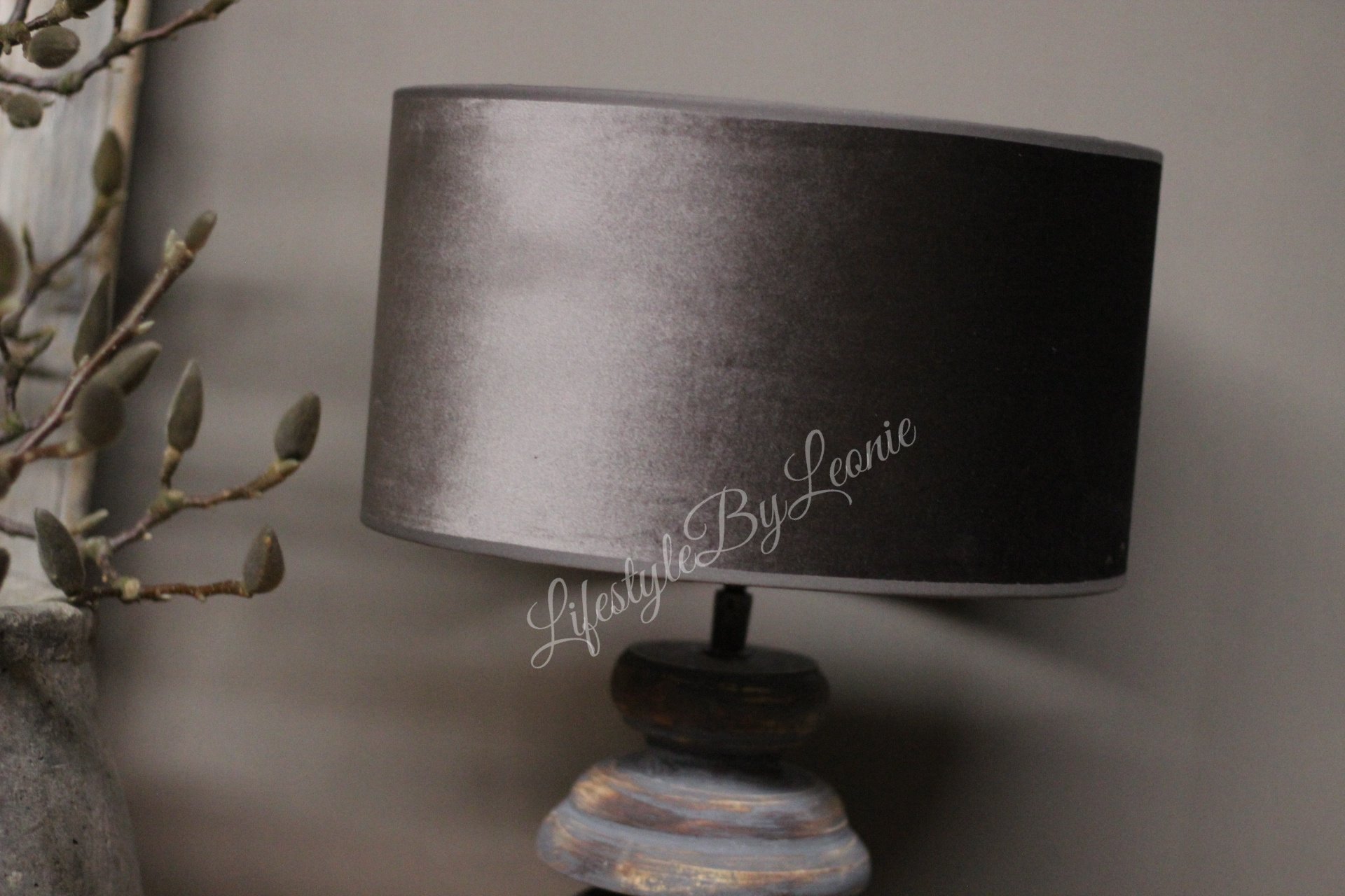 Ellende Verwachten water Velvet cilinder lampenkap Zinc taupe 30 cm - Lifestyle By Leonie