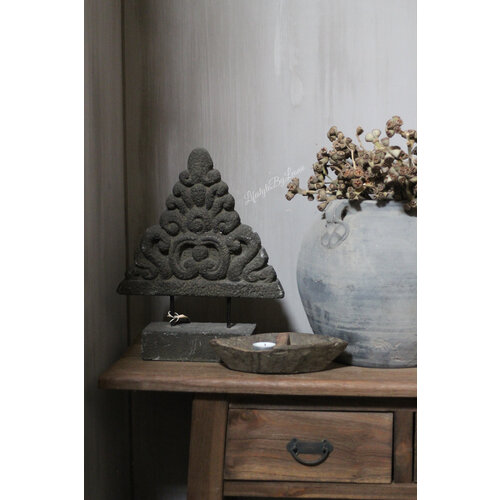 Zwaar Bali lava ornament op voet Old black 37 cm 