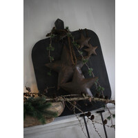 Metalen roestige ster aan oud lint 32 cm