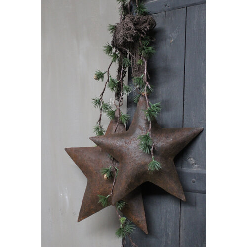 Metalen roestige ster aan oud lint 32 cm 