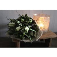 Groen toefje met namaak witte druifjes in shabby doek 23 cm