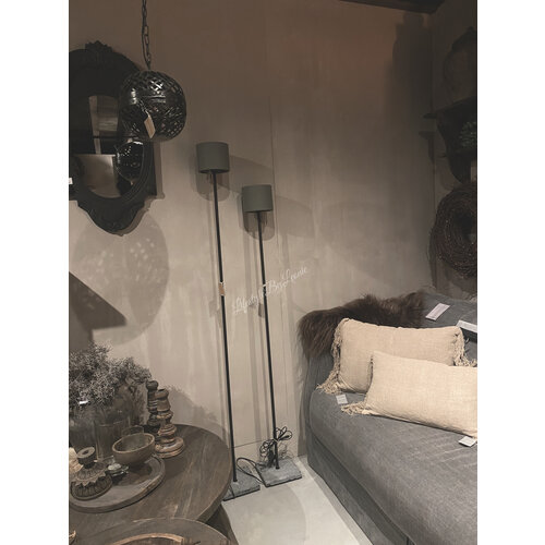 Aura Peeperkorn vloerlamp zwarte buis / hardstenen voet 130 cm 