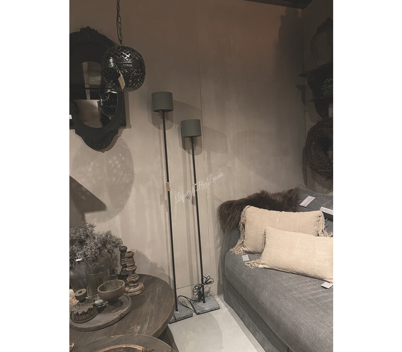 Aura Peeperkorn vloerlamp zwarte buis / hardstenen voet 130 cm