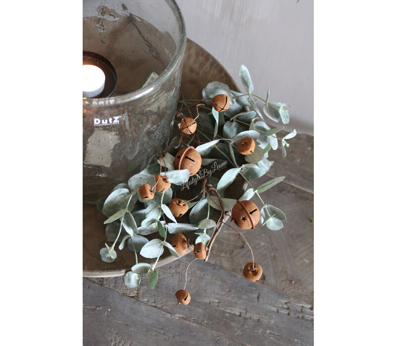 Roestige kerstbellen aan tak 50 cm