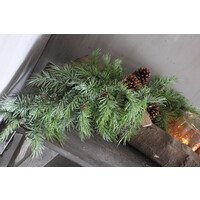 Grote liggende namaak toef cedar met dennenappels 130 cm