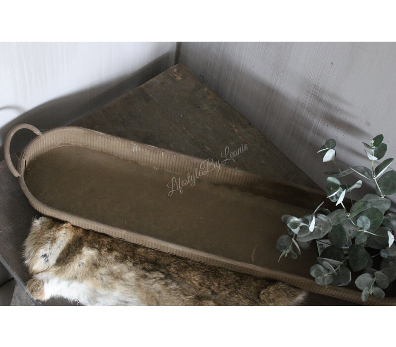 Roestig langwerpig dienblad Belly 69 cm