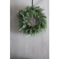 Namaak cedar krans met dennenappeltjes 75 cm