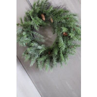 Namaak cedar krans met dennenappeltjes 75 cm