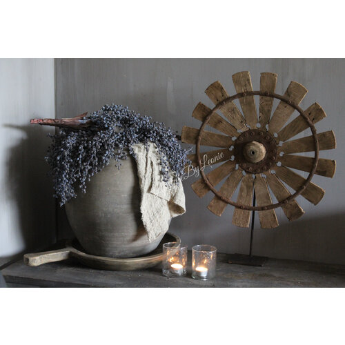 Oude houten wiel / waaier op voet 