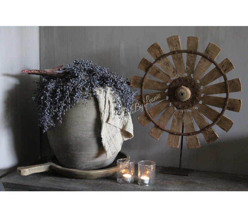 Oude houten wiel / waaier op voet
