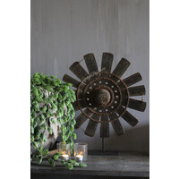 Oude houten wiel / waaier op voet