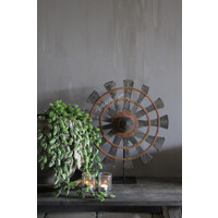Oude houten wiel / waaier op voet