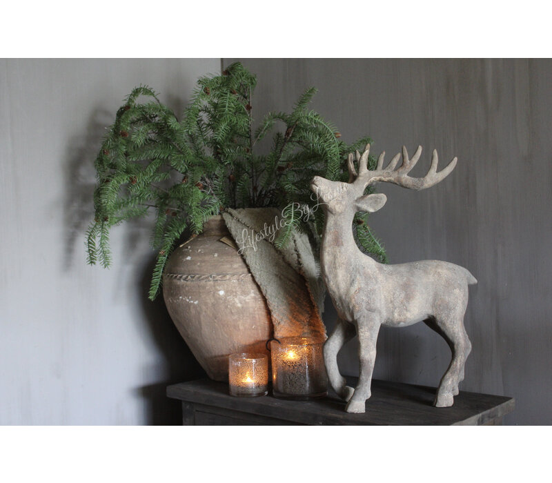 Stenen staande hert Orion L