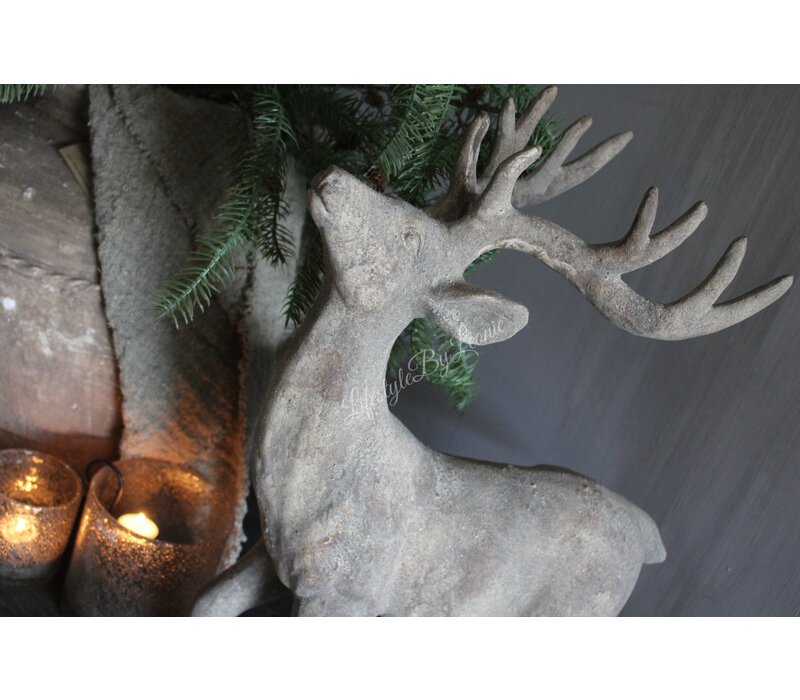 Stenen staande hert Orion L