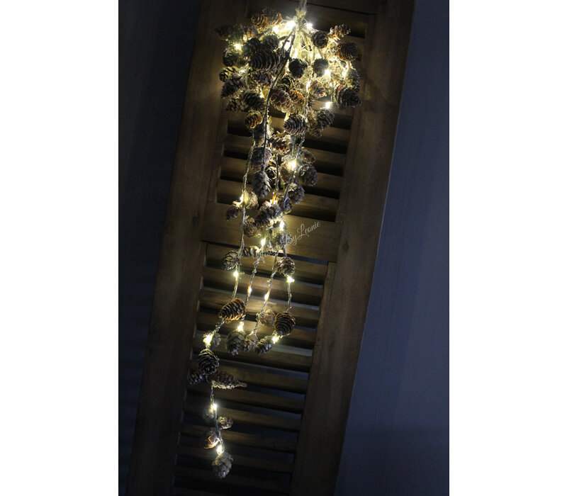Hang festoen larix dennenappels met LED 65cm