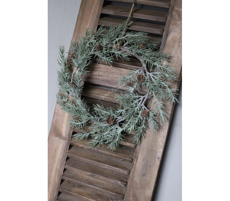 Namaak frosted cedar / pinecone krans 27cm