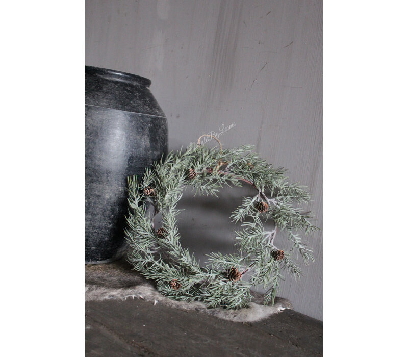 Namaak frosted cedar / pinecone krans 27cm