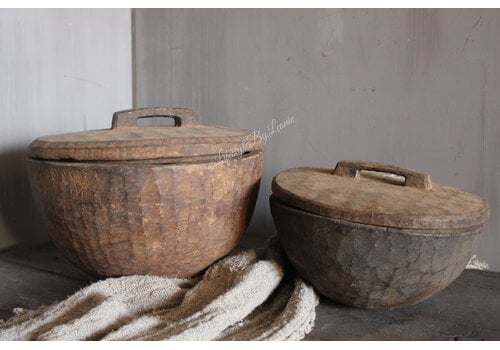 Oude houten bak met deksel