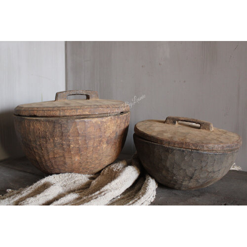 Oude houten bak met deksel 