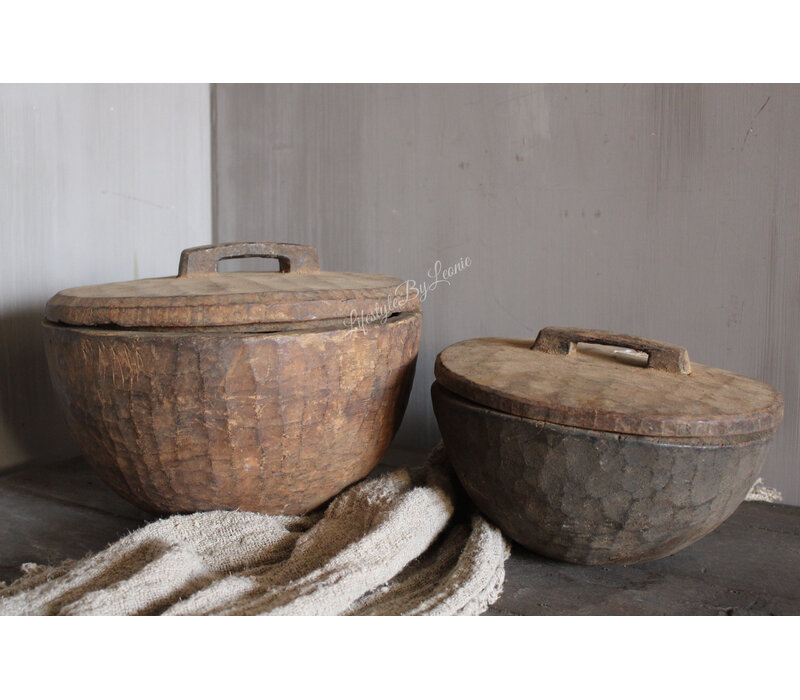 Oude houten bak met deksel