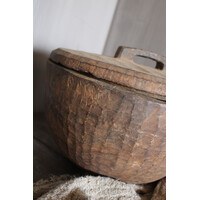 Oude houten bak met deksel
