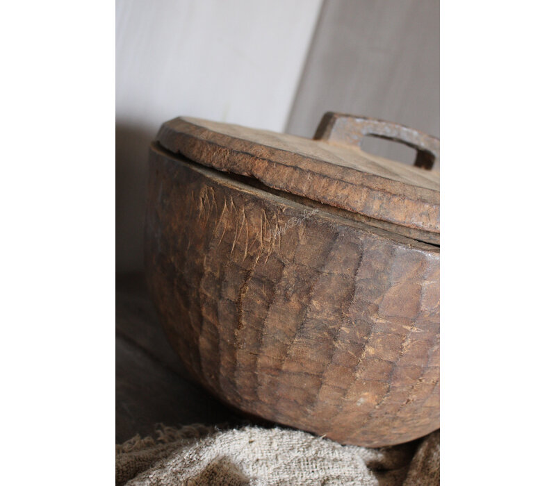 Oude houten bak met deksel