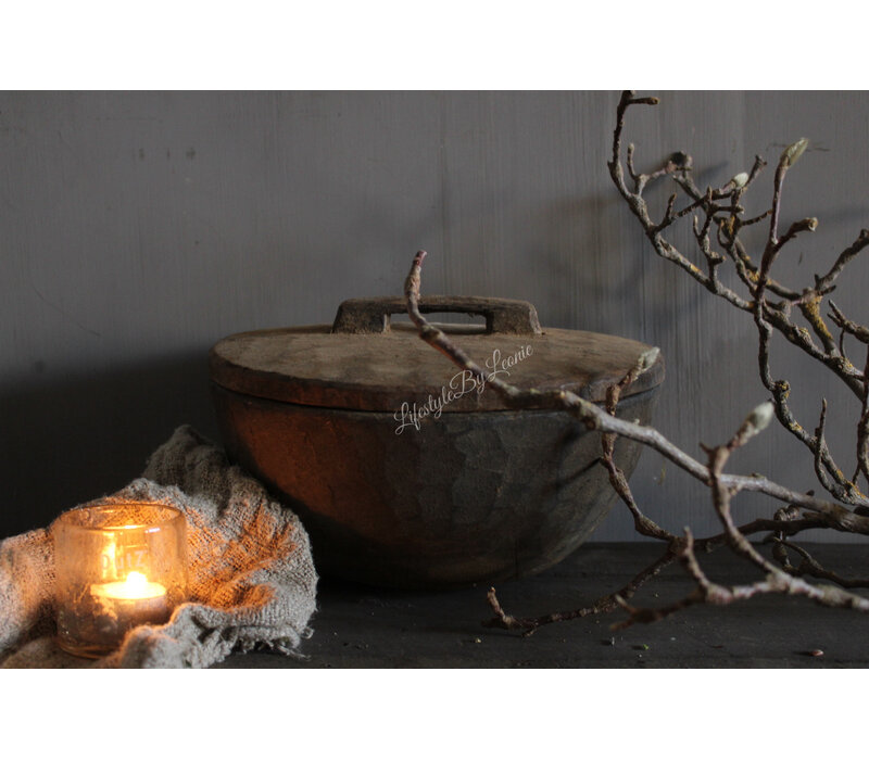 Oude houten bak met deksel