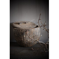 Oude houten bak met deksel