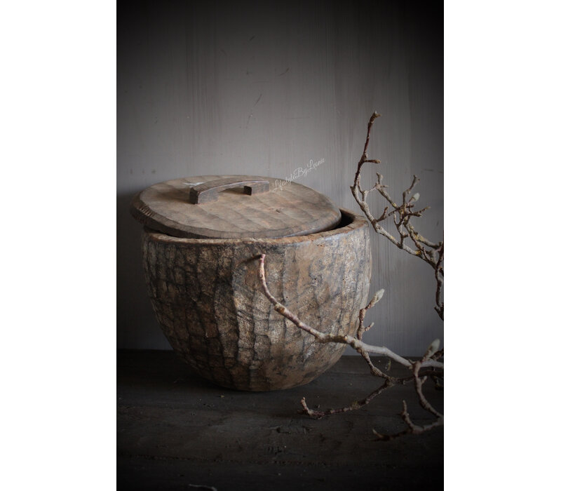 Oude houten bak met deksel